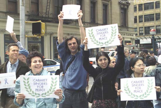 Caberet singers against war with Iraq